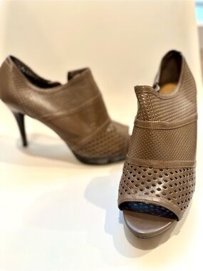 Tahari Perforated Peep Toe Bootie Heels Taupe Leather Ankle Zip Size 9.5